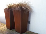 JARDINIERE EN FORME DE VASE EN CORTEN 60x60x100cmH